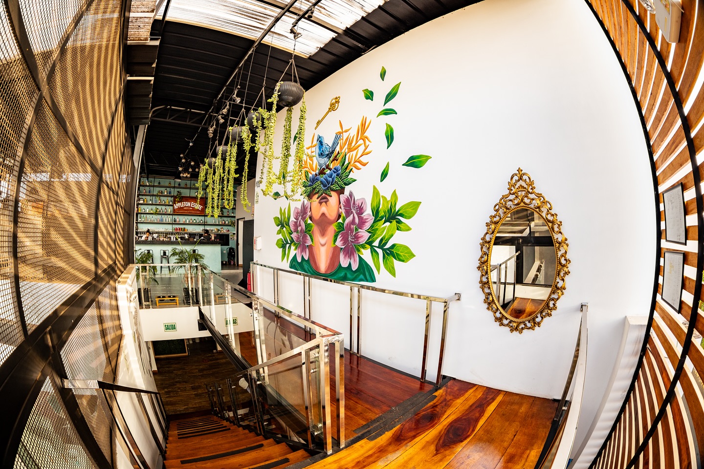 [Interior elegante de restaurante moderno con ambiente sofisticado]